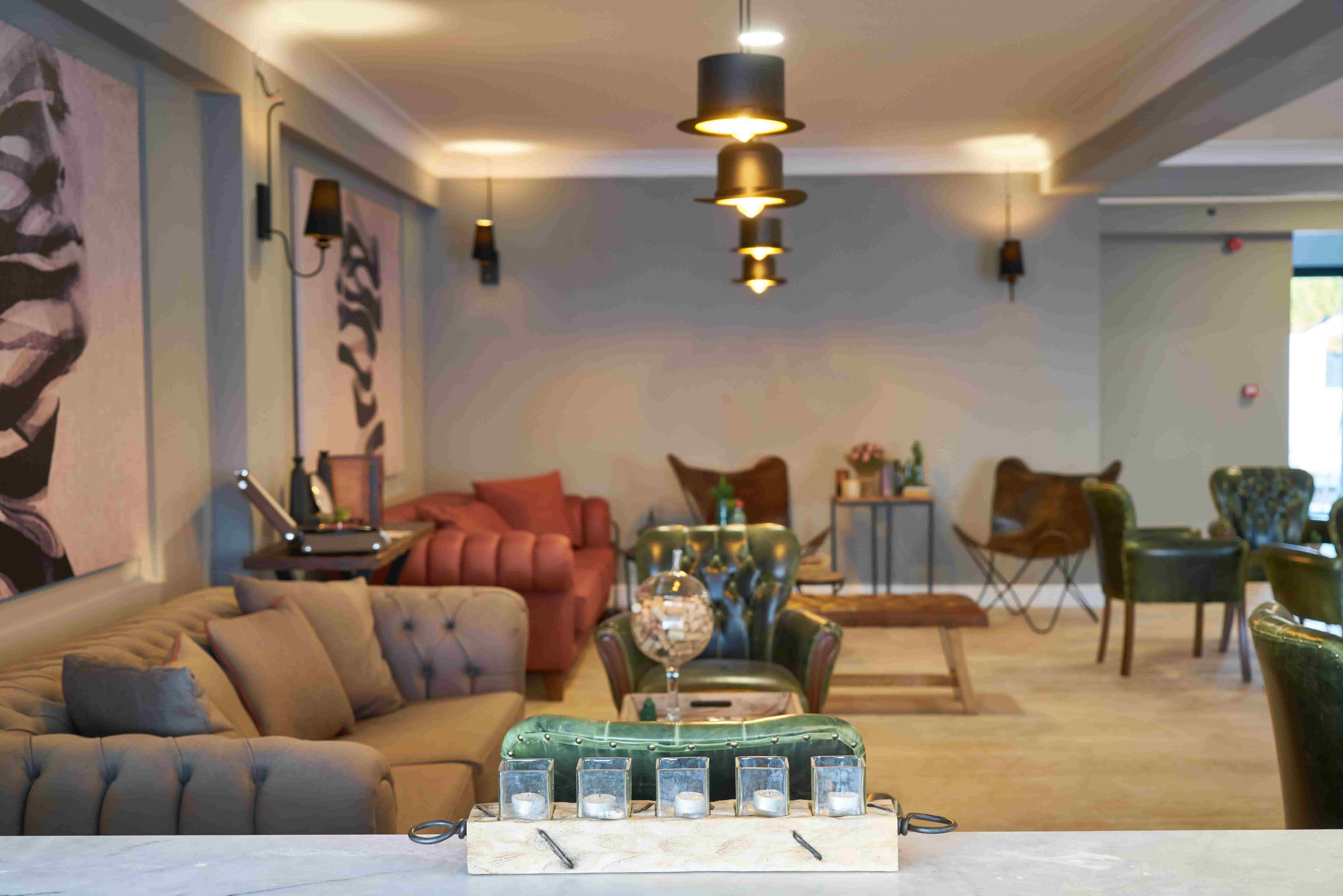 Sala elegante con acabados contemporáneos